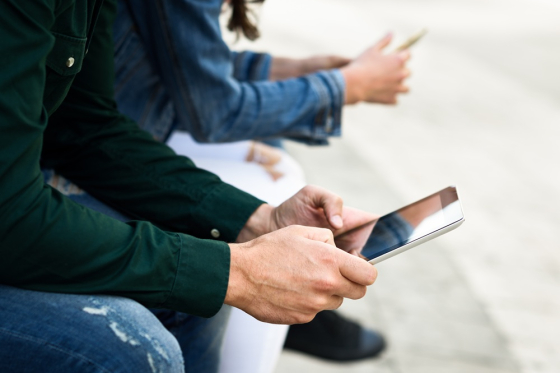 mladi lide mobil uzivatel_Freepik