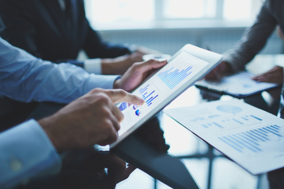 data online digital-tablet graf_freepik