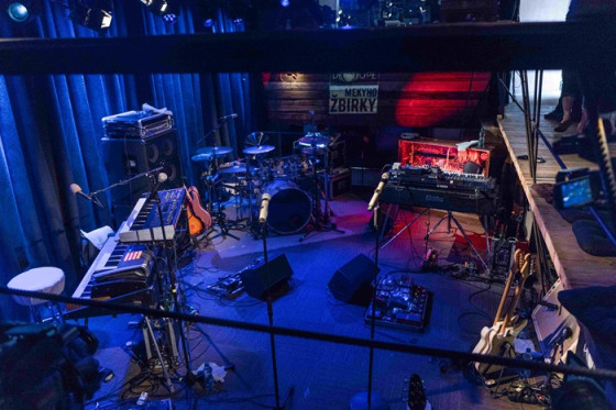 /media/h3vg1bdl/klub-doupě-česká-televize_foto-petr-čepela