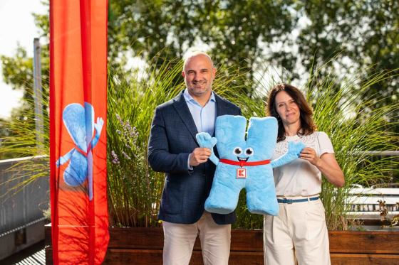 Yalcin Cem jednatel Nákupu a člen vedení společnosti Kaufland Česká republika a Petra Kalužíková marketingová ředitelka společnosti Kaufland s maskotem