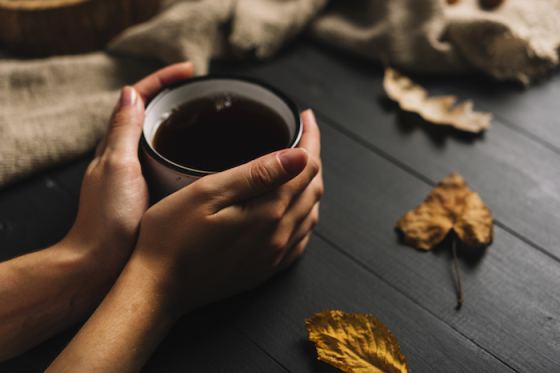 /media/dbafez2f/ritual_crop-hands-holding-mug-near-leaves_freepik
