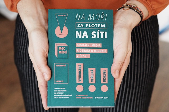 /media/18849/na-moři-za-plotem-na-síti-1