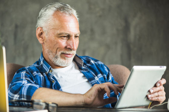 /media/0ozb2at2/freepik_babyboomer_close-up-senior-man-using-digital-tablet