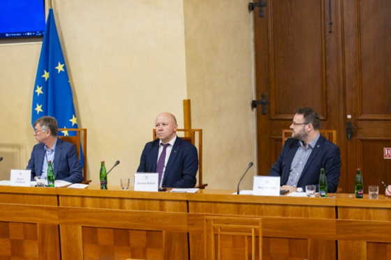 /media/amnj2f0q/senat-media-verejne-sluzby