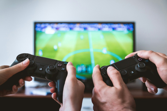 TV and gamin_unsplash (1)
