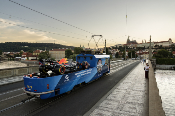 /media/w2df5lsj/red-bull-showrun_formule-se-projela-tramvají-prahou_05_zdroj_-red-bull-cz-jan-kasl