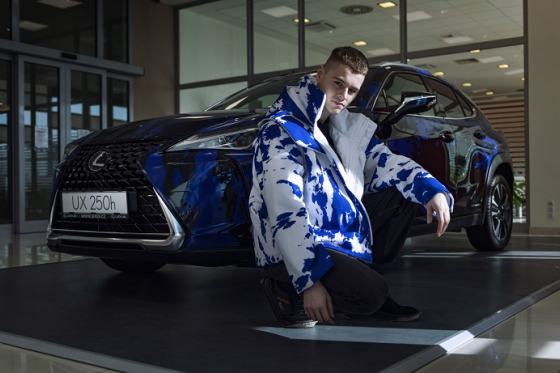 /media/15893/návrhář-jan-černý-se-svým-novým-vozem-lexus-ux