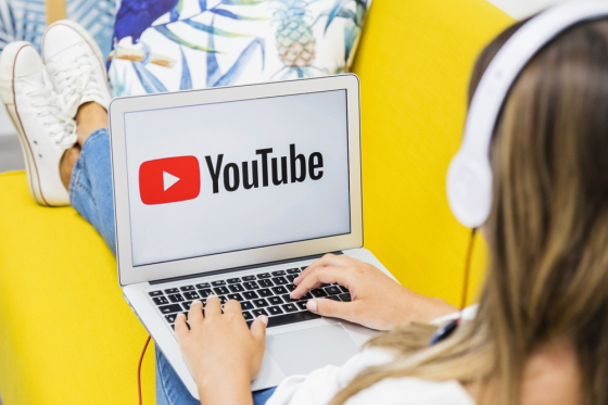 Youtube_PC_freepik