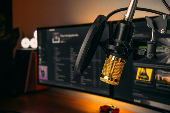 /media/evclvff5/digital-radio_unsplash