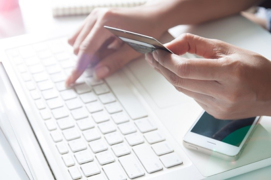 /media/11076/onlineshopping_shutterstock