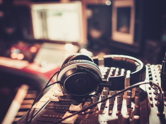 /media/6844/radio_shutterstock