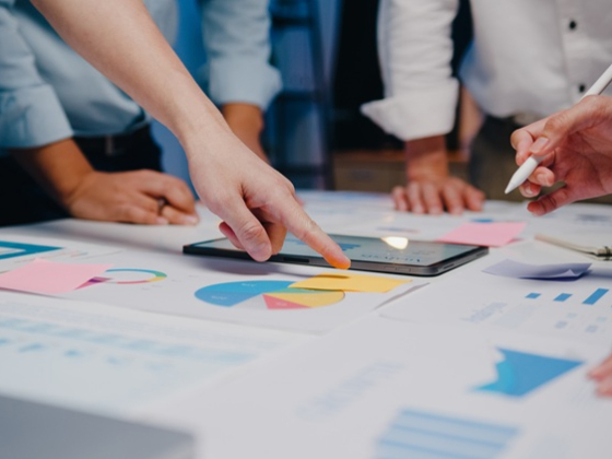 /media/lu5nhhuv/vyzkum_graph_jednani_freepik