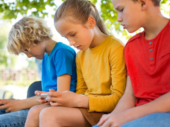 /media/26788/deti-a-mobil_freepik