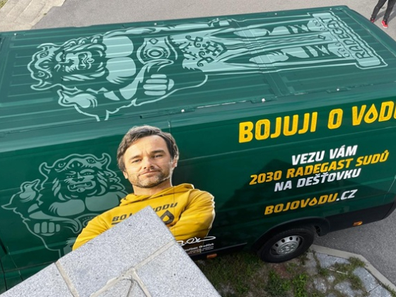 /media/py4fa4at/rad_voda_polep-vozu_5