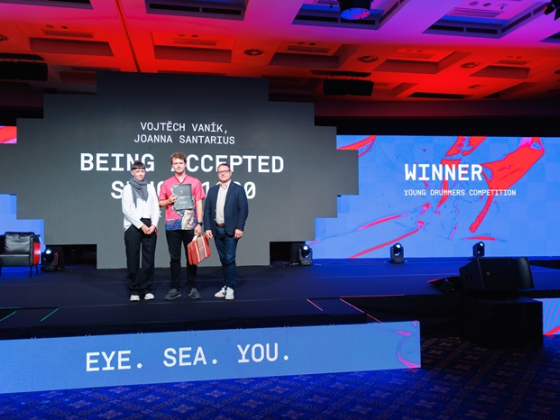 /media/yeyh5r5p/golden-drum-2025_vojtěch-vaník-přebírá-cenu