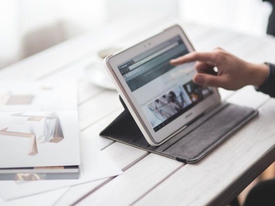 /media/ngfbll0b/online-news-tablet-freepik