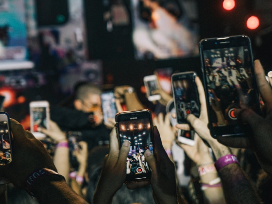 /media/23492/social-media_influencer_unsplash