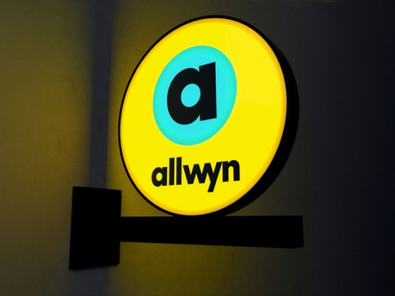 /media/rozdg4rj/allwyn_venkovni-signage_noc_vizualizace-sirka-002