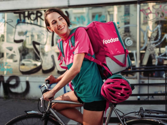 /media/fbmjxv3h/kurýrka-foodora-zdroj-foodora