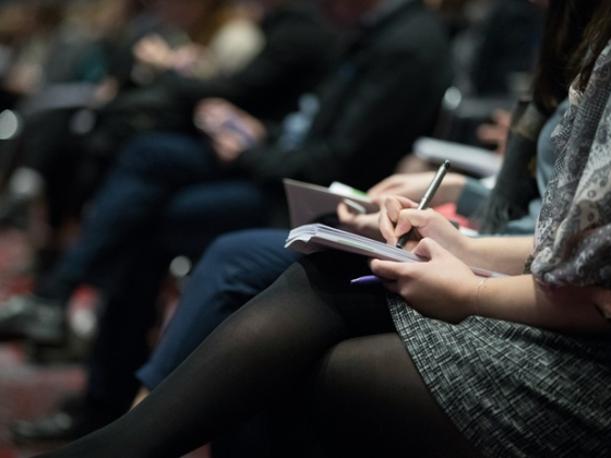 /media/wvtkqm1z/workshop_konference_novinar_unsplash