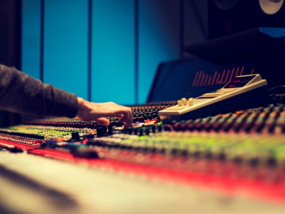 /media/rawlncju/tv-a-radio_studio_unsplash