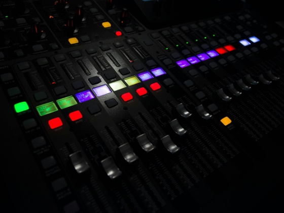 /media/3ssbd5jw/studio_tv_vod_ai_unsplash