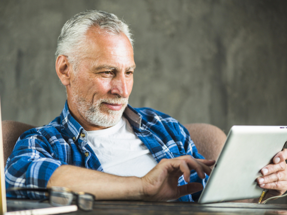 /media/0ozb2at2/freepik_babyboomer_close-up-senior-man-using-digital-tablet