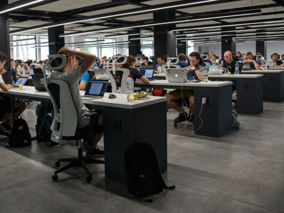 /media/bzulzxxc/byznys_office_unsplash