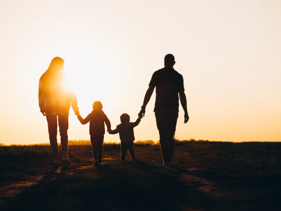 /media/nh5blmmu/freepik_happy-family-silhouette-sunset