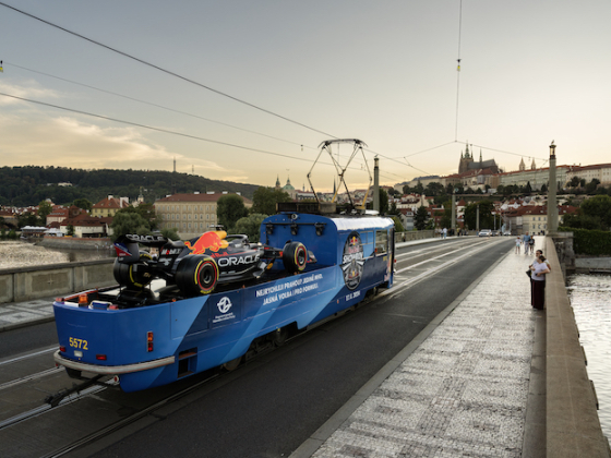 /media/w2df5lsj/red-bull-showrun_formule-se-projela-tramvají-prahou_05_zdroj_-red-bull-cz-jan-kasl
