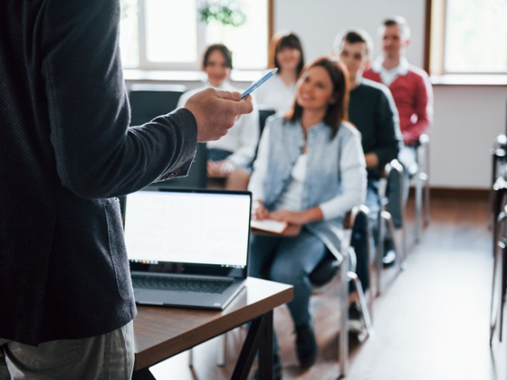 /media/grejqgzx/vzdelani_akademie_skola_freepik