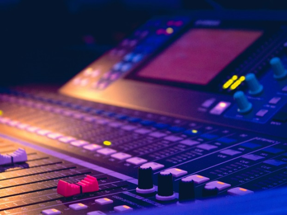 /media/4zuhyi3h/tv-studio_unsplash