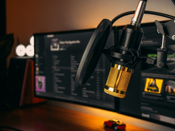 /media/evclvff5/digital-radio_unsplash