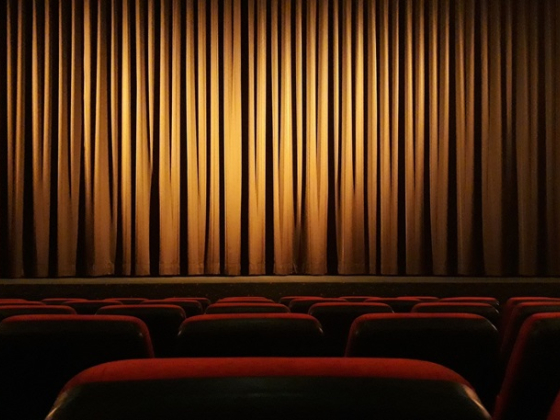 /media/e4vd1hhf/divadlo_pixabay