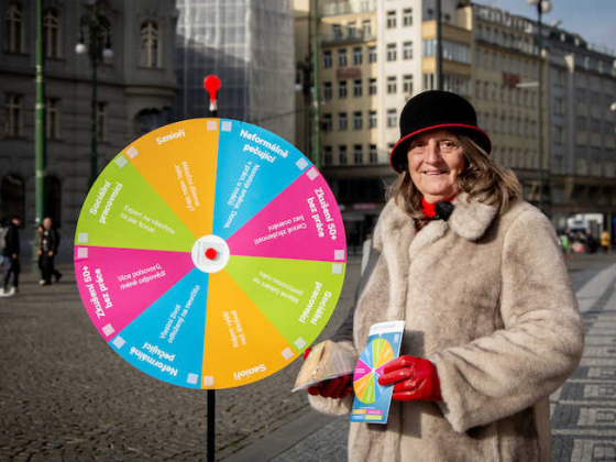 /media/vfkgnkfd/neviditelni_babička-na-náměstí-republiky_optimized