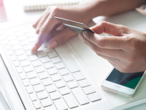 /media/11076/onlineshopping_shutterstock