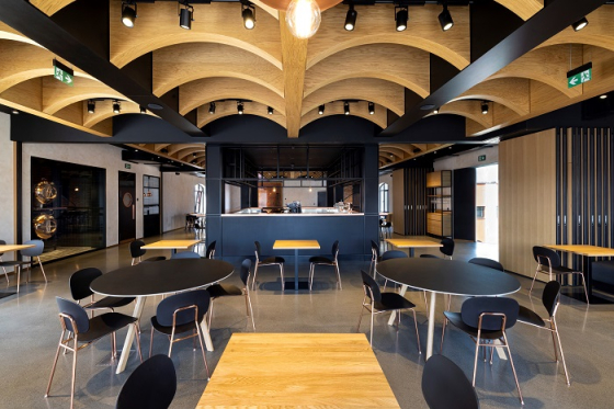 /media/21131/bernard_sladkův-sál