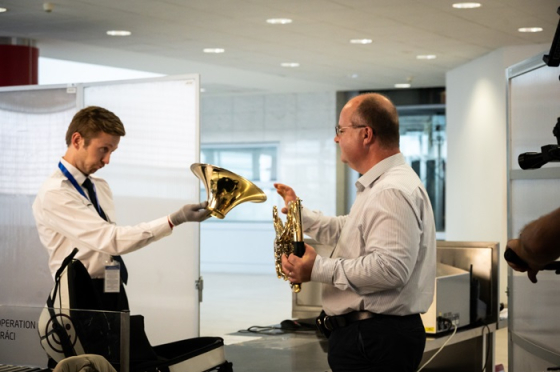 /media/5vzbxfz5/cf_240602_spot_semyon_home_alone_bts_webres_-c-_luciekrejzlova-55