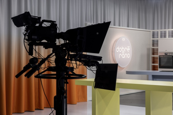 /media/vjyioyrb/interiér-dobré-ráno-logo-česká-televize