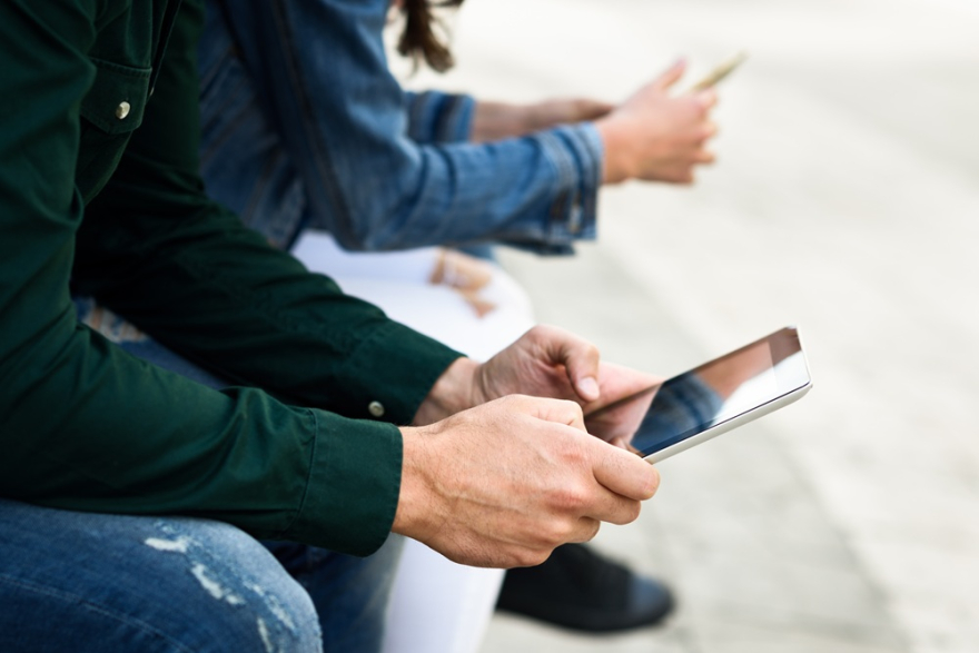 mladi lide mobil uzivatel_Freepik