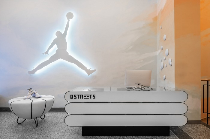 /media/11689/the-streets-praha-prodejna-air-kasa-2