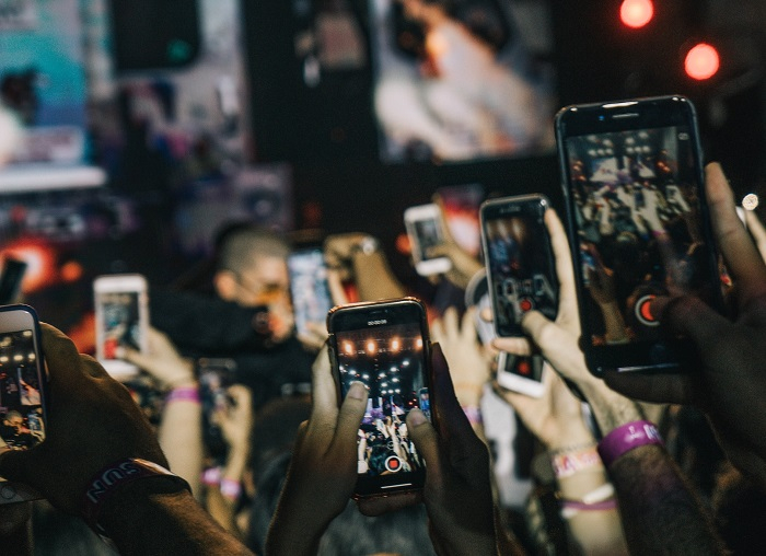 /media/23492/social-media_influencer_unsplash