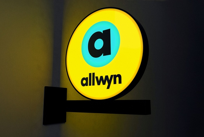 /media/rozdg4rj/allwyn_venkovni-signage_noc_vizualizace-sirka-002