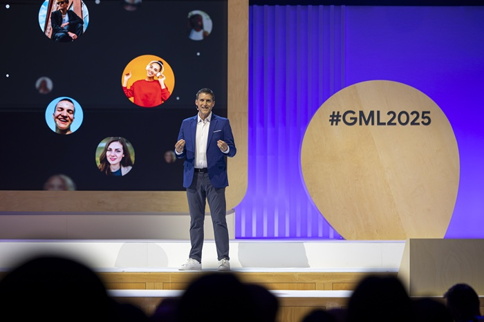 /media/pj0n4r3q/gml_dan-taylor-on-stage