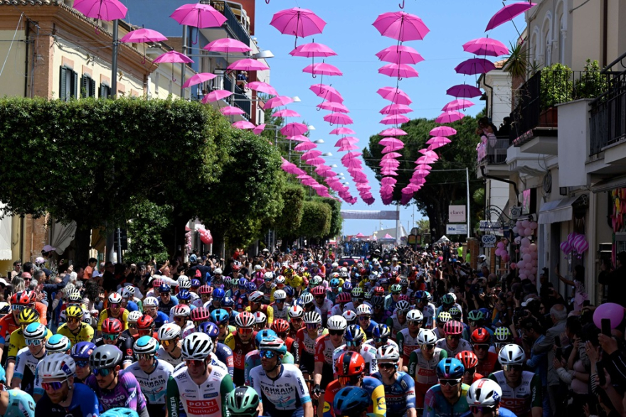 Giro di Italia_GettyImages-2215538580 (1)