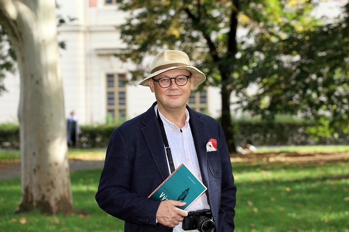 /media/14570/jiri-penas_s_knihou