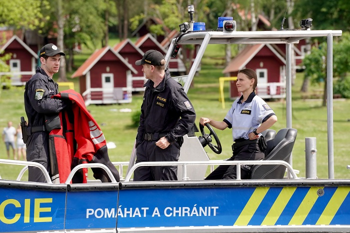 /media/25518/pod-hladinou-7