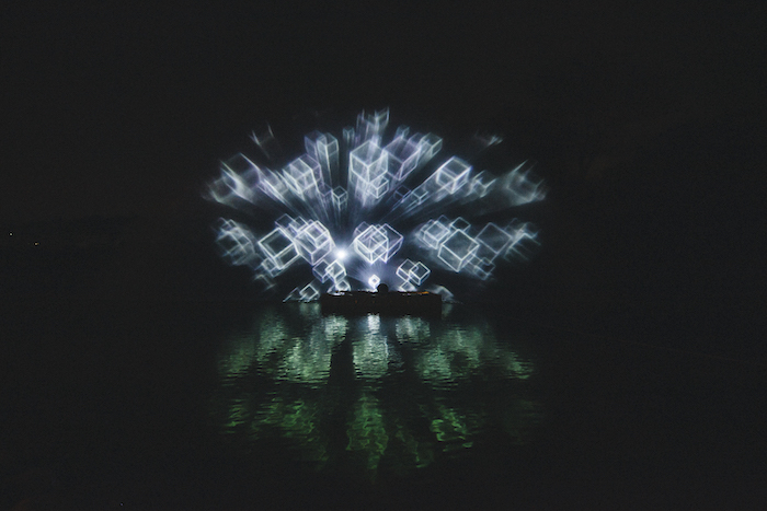 /media/1y0px0sb/peppercorns-světlo-tzolk_inu-2_photo_-signal-festival-_-peppercorns