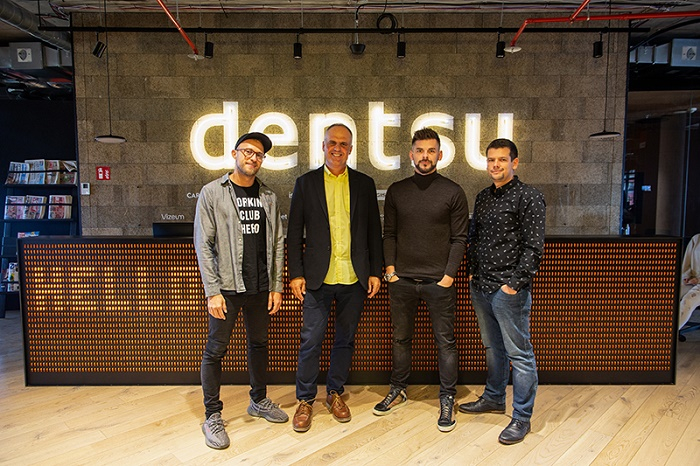 /media/5965/zleva-pavel-flégl-generální-ředitel-dentsu-aegis-petr-chajda-ředitel-adexpresu-jan-galgonek-a-tomáš-kleňha_menší