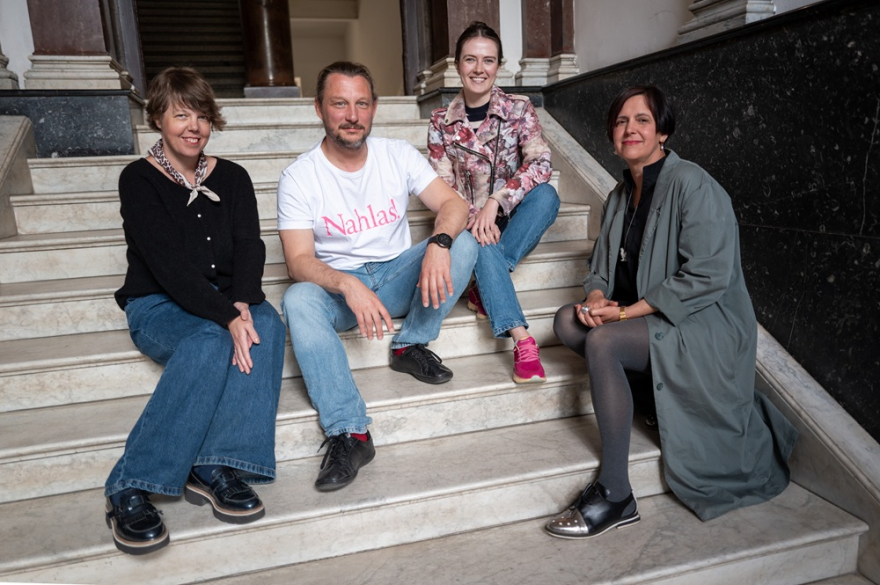Část týmu Earch.cz_ Zleva Veronika Pařízková, vedoucí rubriky Design, Jiří Kout, vydavatel, Adéla Vaculíková, zástupkyně šéfredaktorky, Karolína Vránková, šéfredaktorka